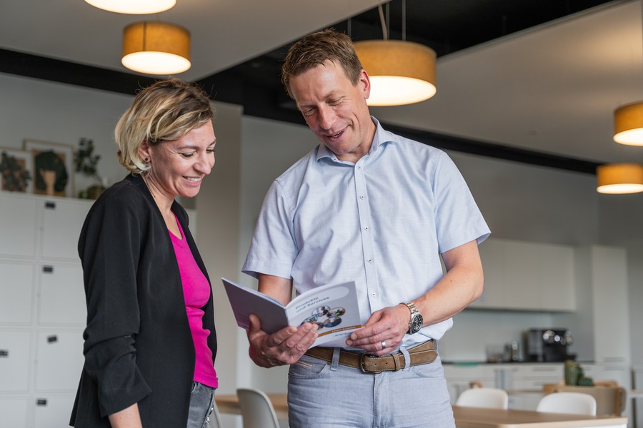 enersuisse-CEO Martin Leuenberger und GL-Assistentin Martina Kutter mit dem Produktkatalog